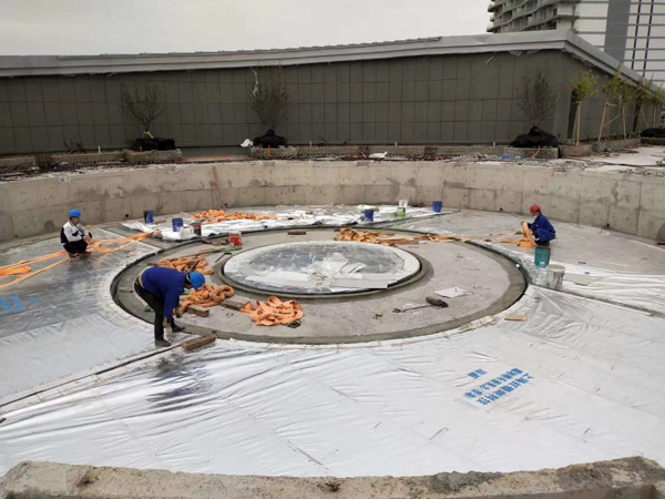 遼寧營口鲅魚圈魔法溫泉懸空透明泳池建設施工四，瑞地格樂亞克力游泳池
