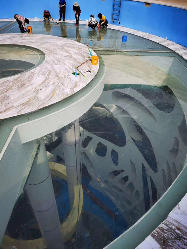 遼寧營口鲅魚圈魔法溫泉懸空透明泳池建設施工五，瑞地格樂亞克力游泳池