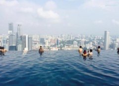 新加坡濱海灣金沙酒店55層的無(wú)邊游泳池，是奧林匹克游泳池的三倍大